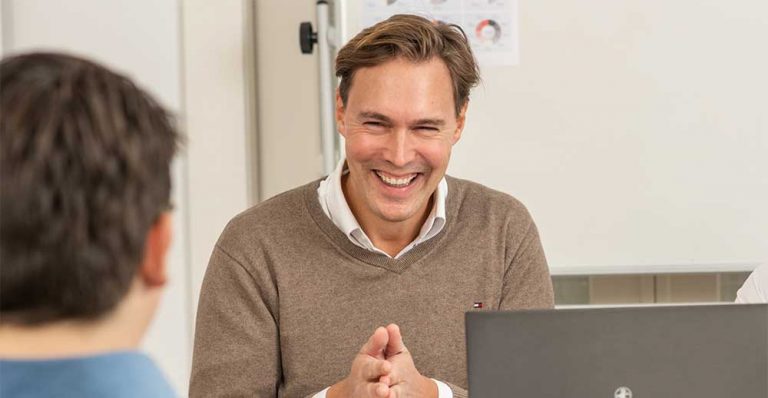 Christian Henric bei einem Gespräch
